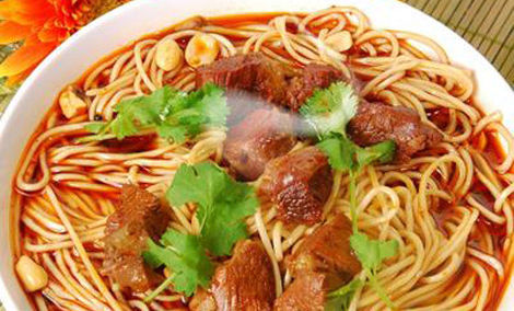 成都美食小吃擔擔麵，鹵汁酥香，鹹鮮微辣
