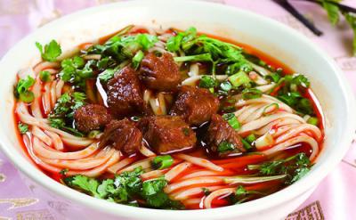 成都美食小吃擔擔麵，鹵汁酥香，鹹鮮微辣